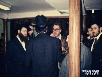 מהארכיון: תמונות מביקור השחקן יהודה ברקן ב-770 בשנת תשמ"ז